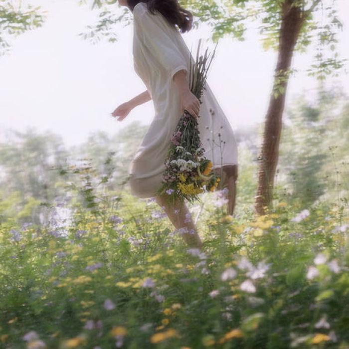 捧着花的人物图片 v2-6028708d468b571aa9f0ef858cd650ac_r.jpg