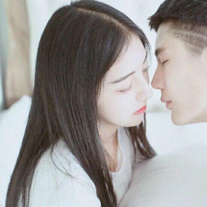 有没有那种亲亲的又没有亲上的,唯美一点的情头啊?