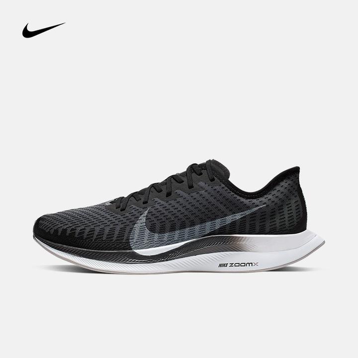 這nike將zoomx這種技術應用在非競速跑鞋中的第一雙.