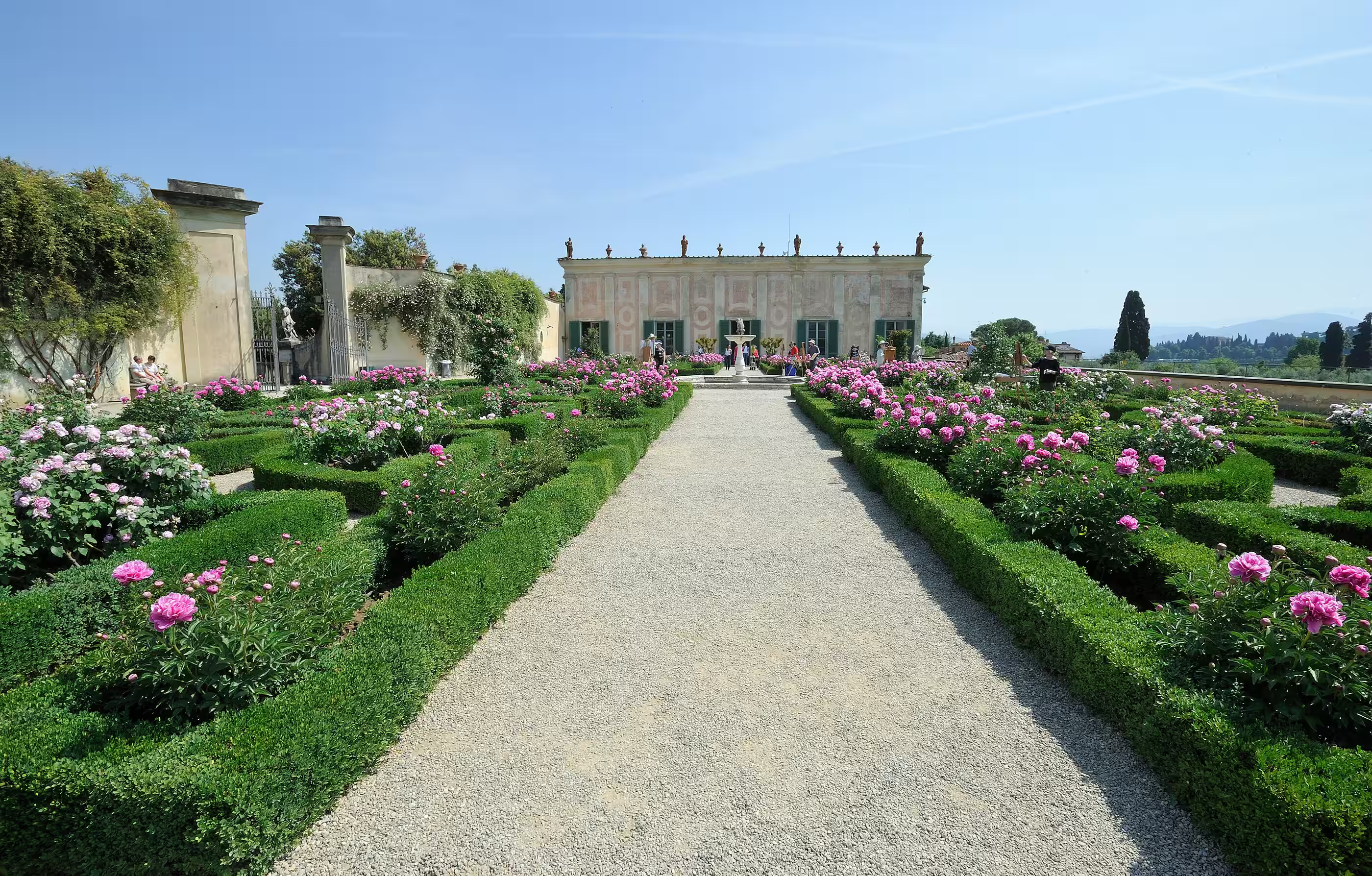 着博博利花园,是一片壮丽的绿地和露天博物馆,被许多欧洲宫廷奉为典范