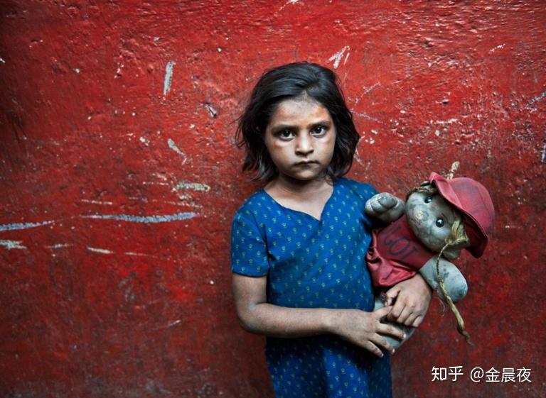 图为伊拉克的一个小女孩,她的怀里抱着一个破洋娃娃,脸上的表情很耐人