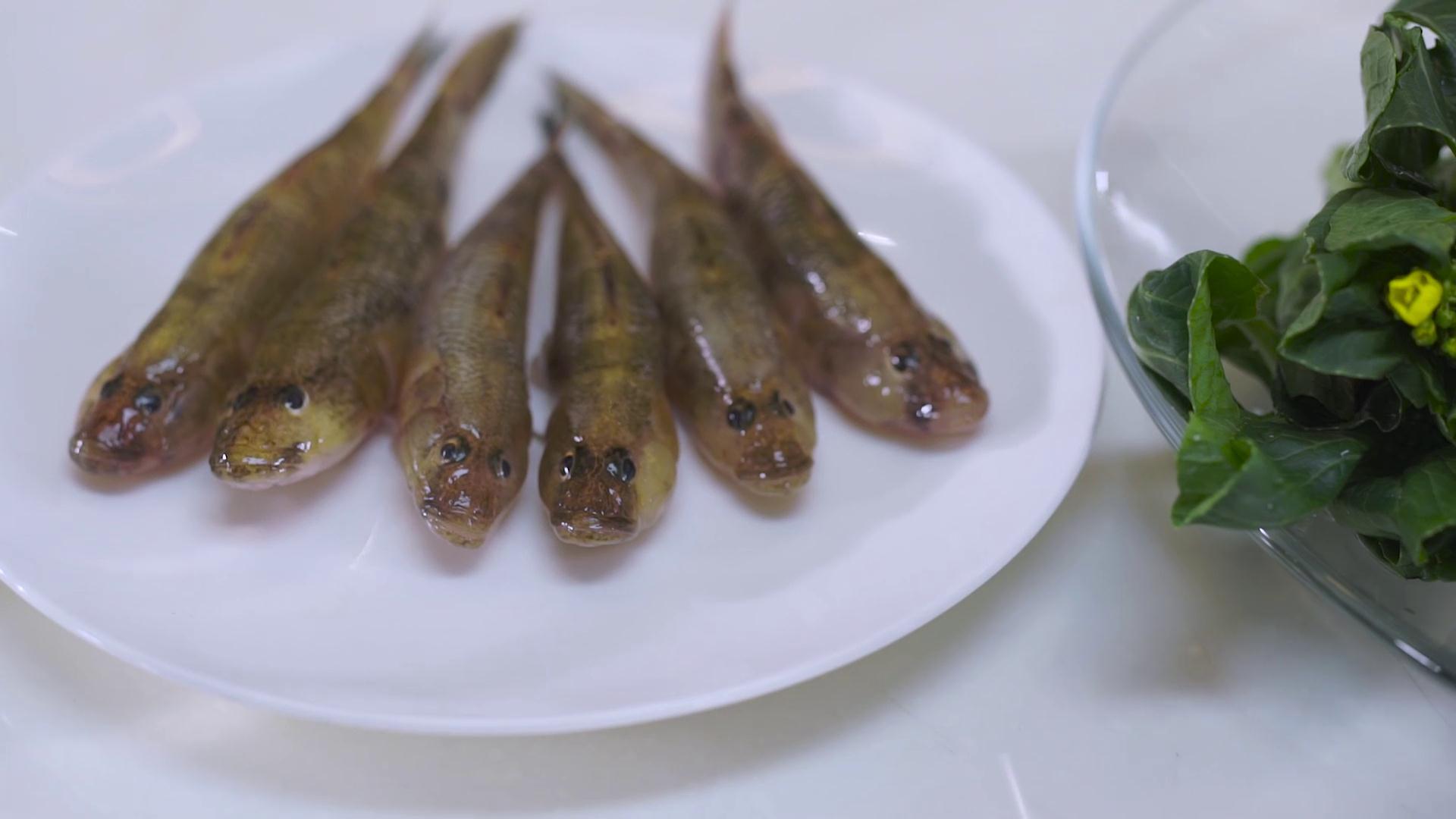 助料:姜片,蒜粒,盐,油菜心洗净,把菜花摘掉,切粒过程煎鱼的时候,放