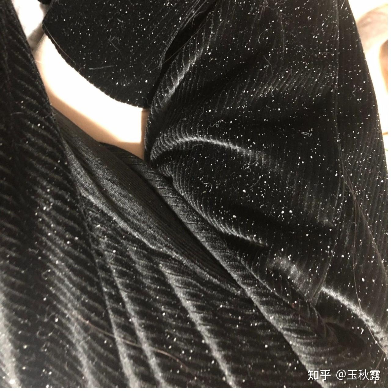 他在旁边吭哧吭哧抠头皮,皮屑像盐粒子往我碗里飘,当时老娘汗毛竖立