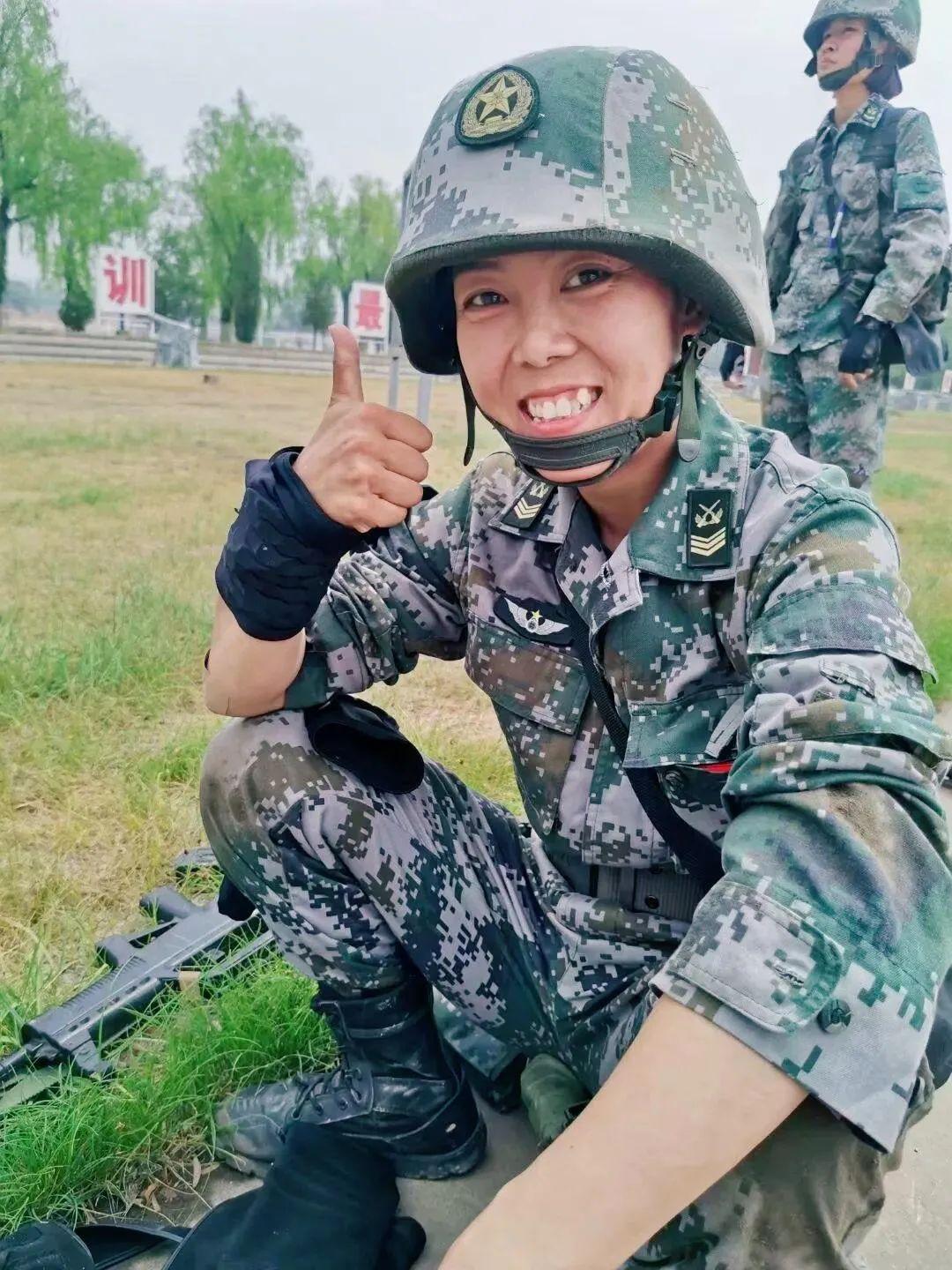 開步戰車的女軍士▼在大院帶娃的女士官▼來源:八一青春號 微信