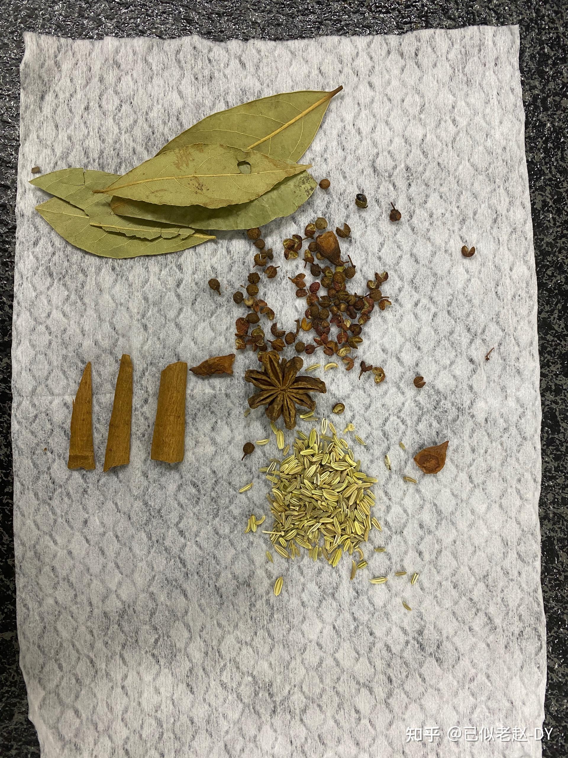 具体放多少看下图再说药料:拇指大小姜拍破,放三块就行,葱半根一根