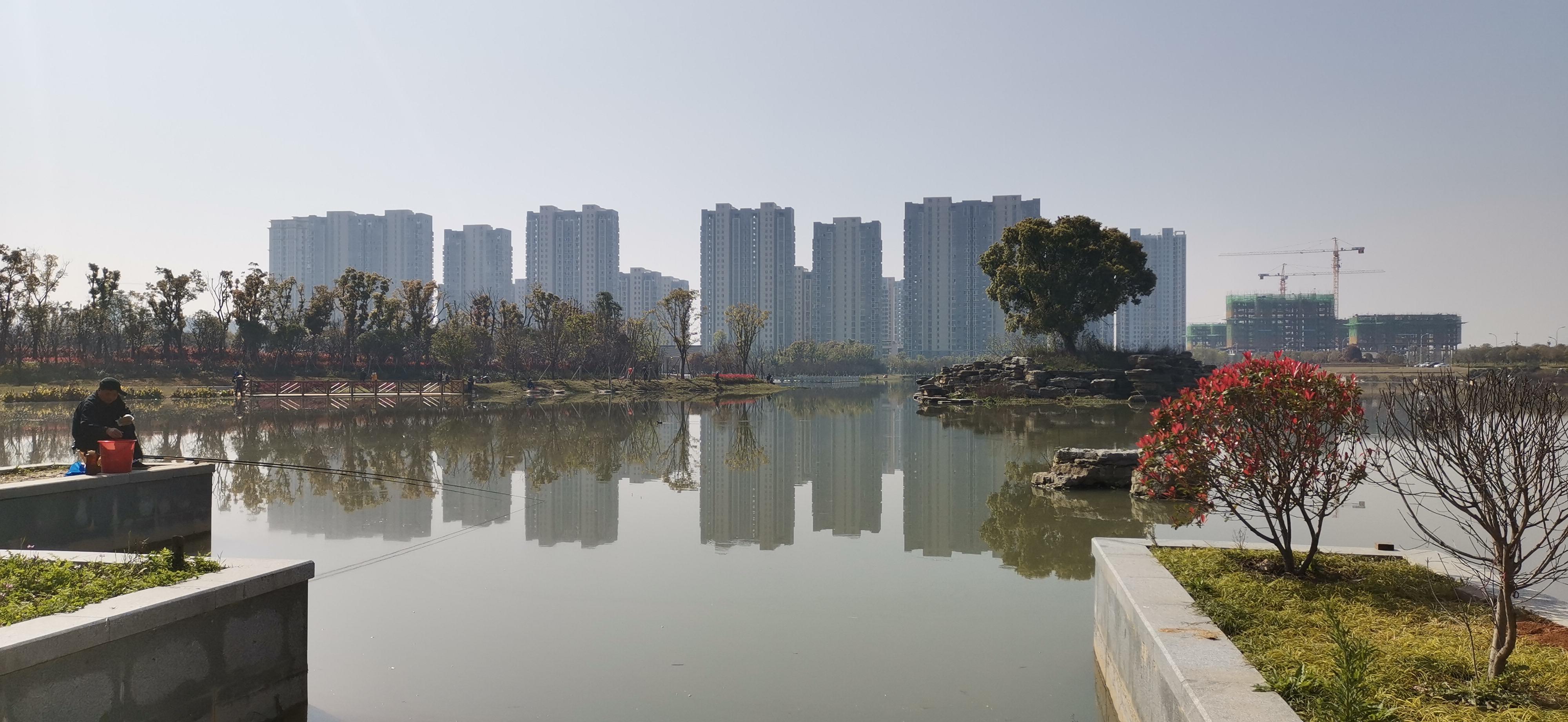 阳春三月,漫步在吉安鹿鸣湖公园里,微风吹来,神清气爽.