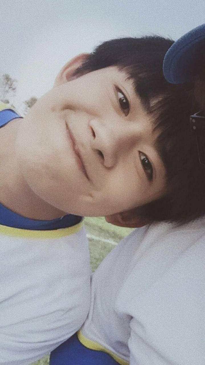 求易烊千玺笑得很开心的图片