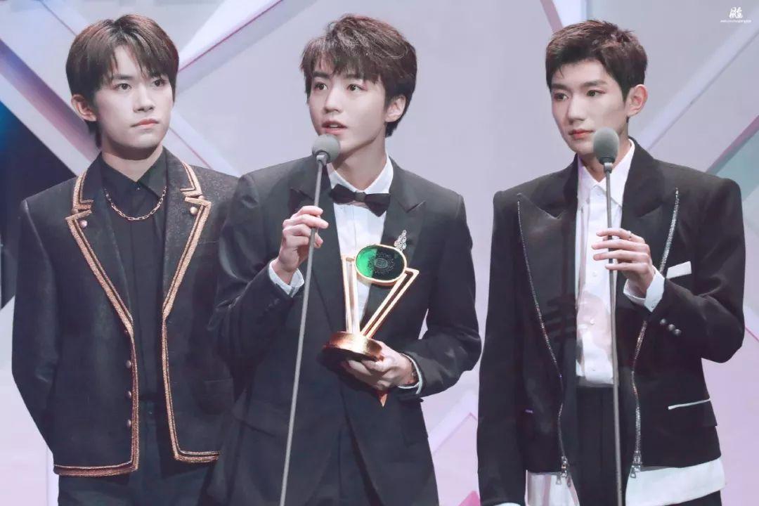 肖战蔡徐坤的潇洒西装热巴娜扎的亮片礼服来康康红毯上的刀光剑影