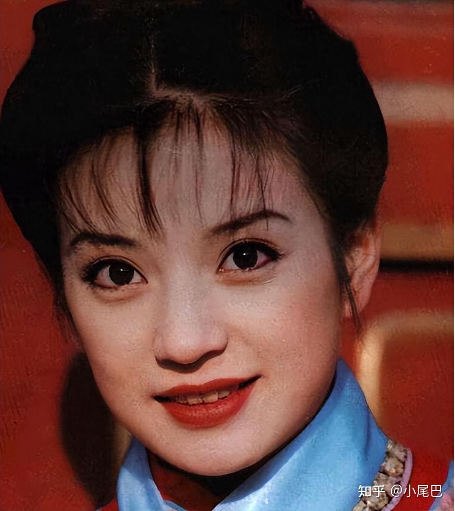 赵薇在2001年因身穿类似日本军旗图案的衣服拍摄杂志照片而引发争议