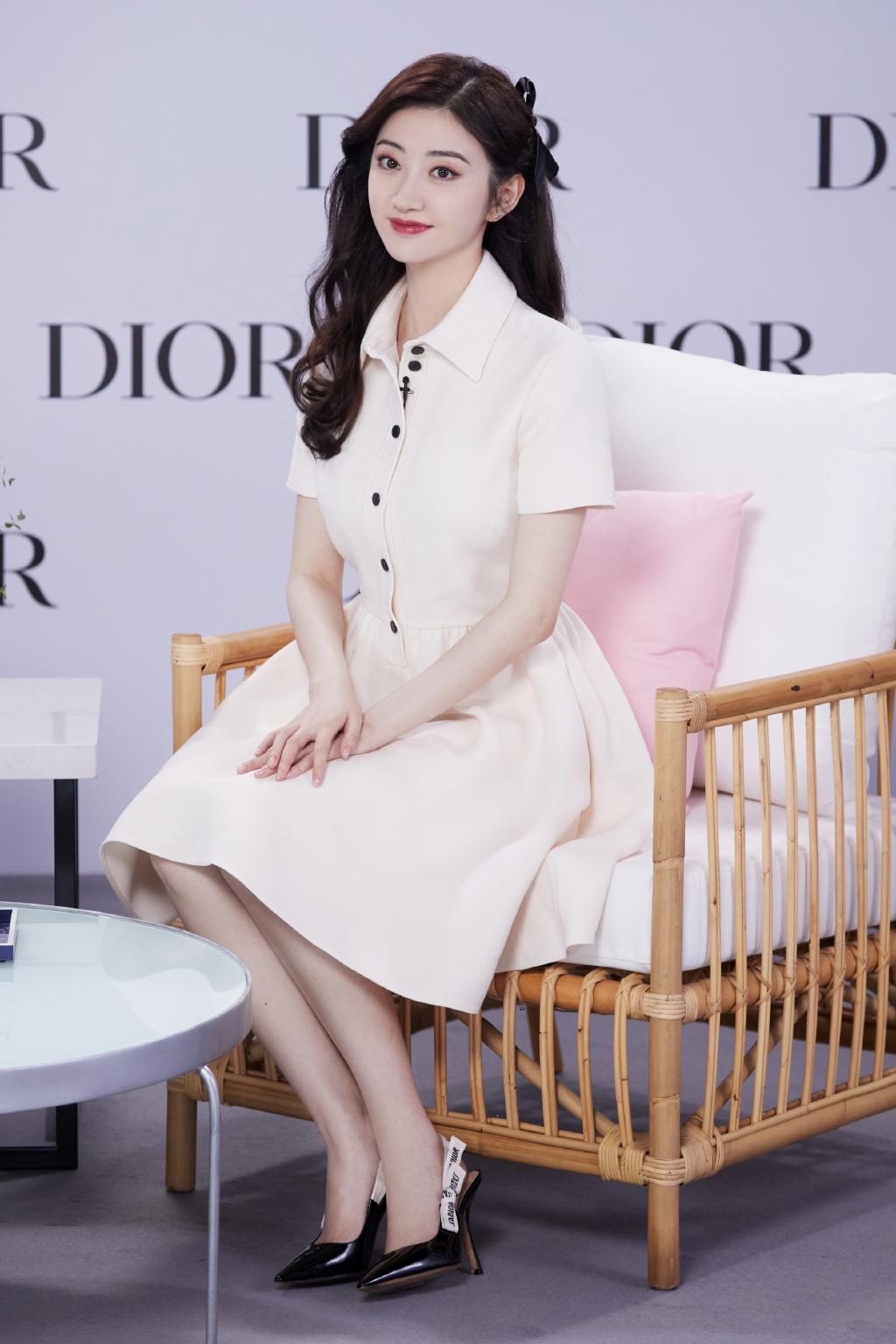 景甜"圆脸"太占优势了,穿条纹裙长发披肩,十足的端庄富贵气