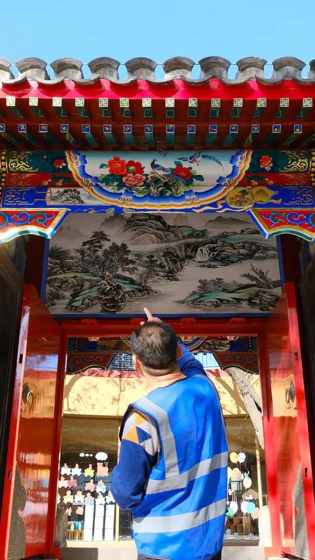 在四合院幼兒園修古建的彩繪大師