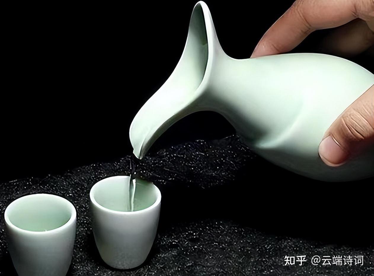 绿蚁新醅酒,红泥小火炉,古诗词里的绿蚁酒