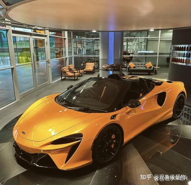 2025款迈凯伦Artura Spider:690马力混动超跑,以“静”致动的驾驶哲学