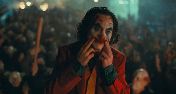 从亚瑟到小丑,他一直在笑,只是一直在病态的笑.