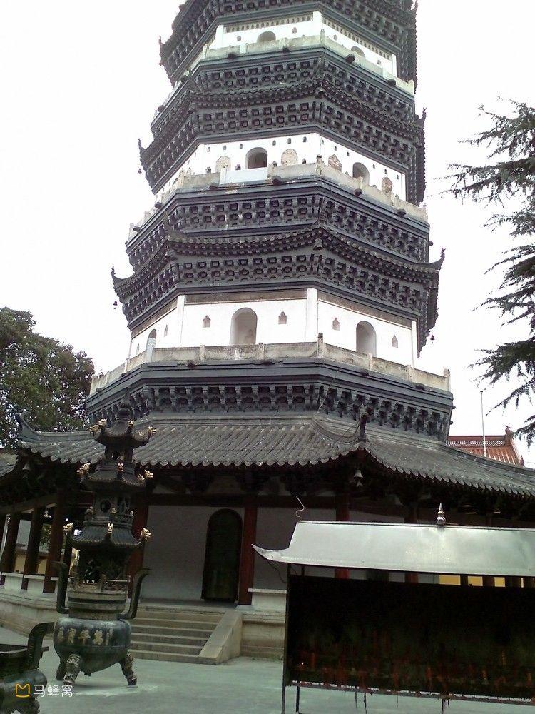 享有万里长江第一塔之美誉的安庆迎江寺振风塔塔刹在暴风雨中被毁