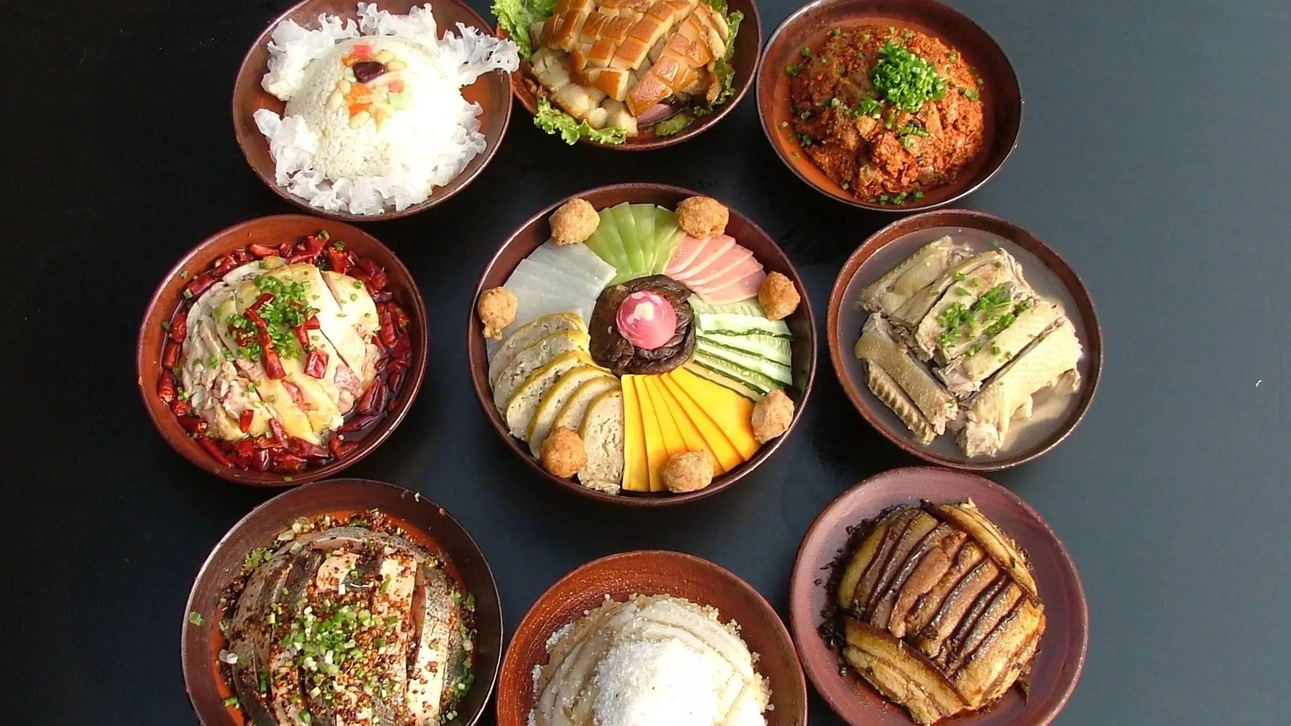 陕西家宴一般为四大盘,八大碗,四大盘为炒菜和凉菜,八大碗以烩菜,烧菜