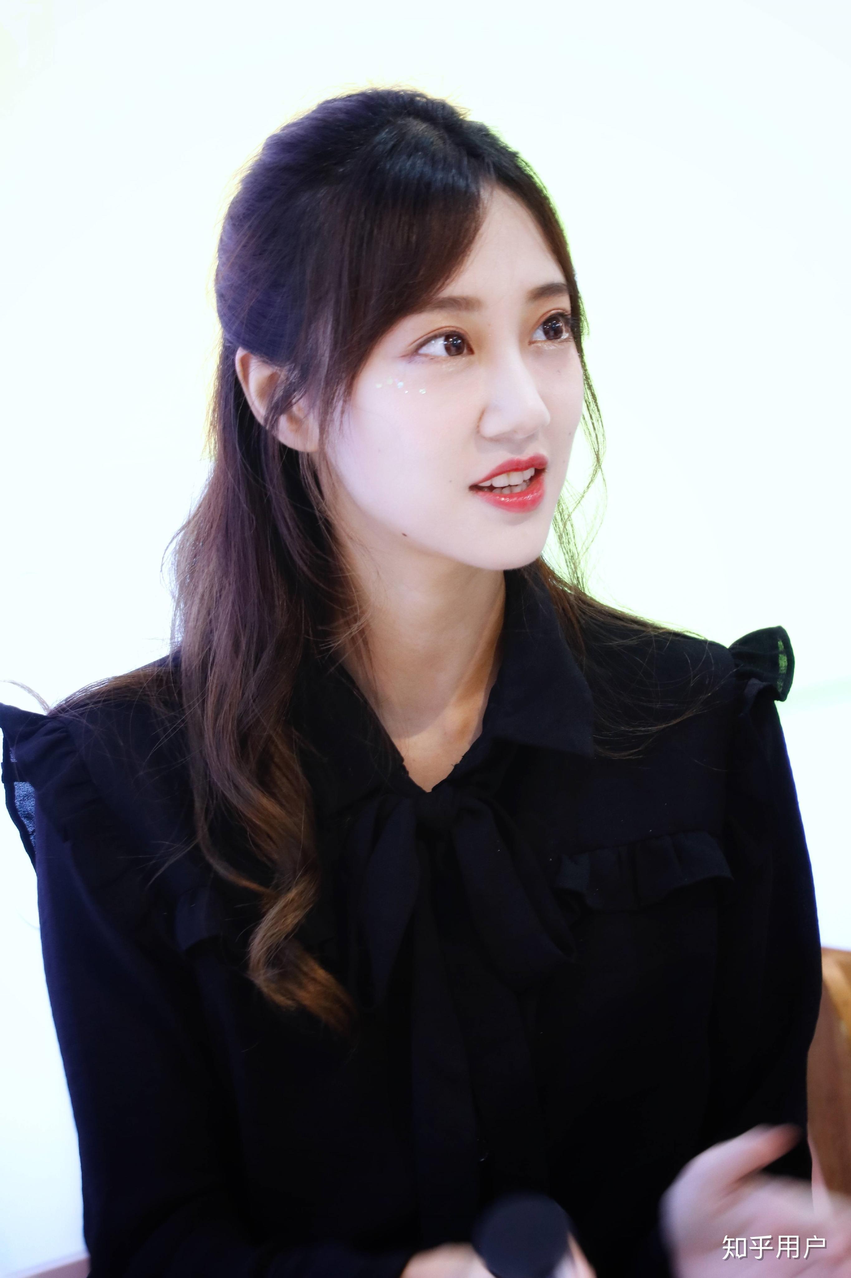 如何评价冯薪朵的颜值