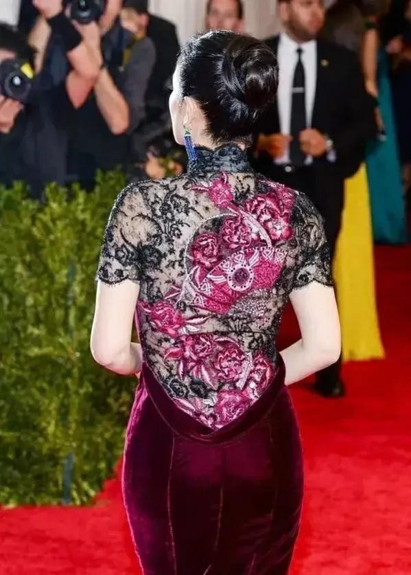 巩俐三十年以来的旗袍穿搭糅合了时光繁华了岁月