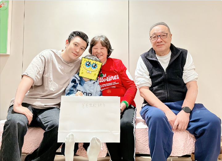 黄晓明家族三代同聚庆祝46岁生日，可爱小海绵亲手制作贺卡给爸爸！ - 知乎