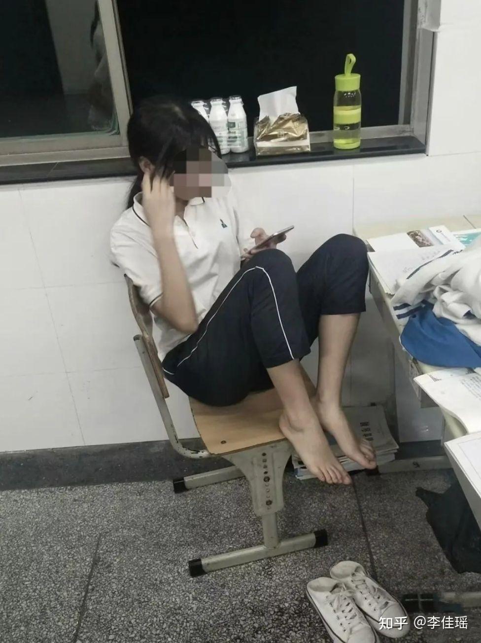 高中女生脚臭吗?