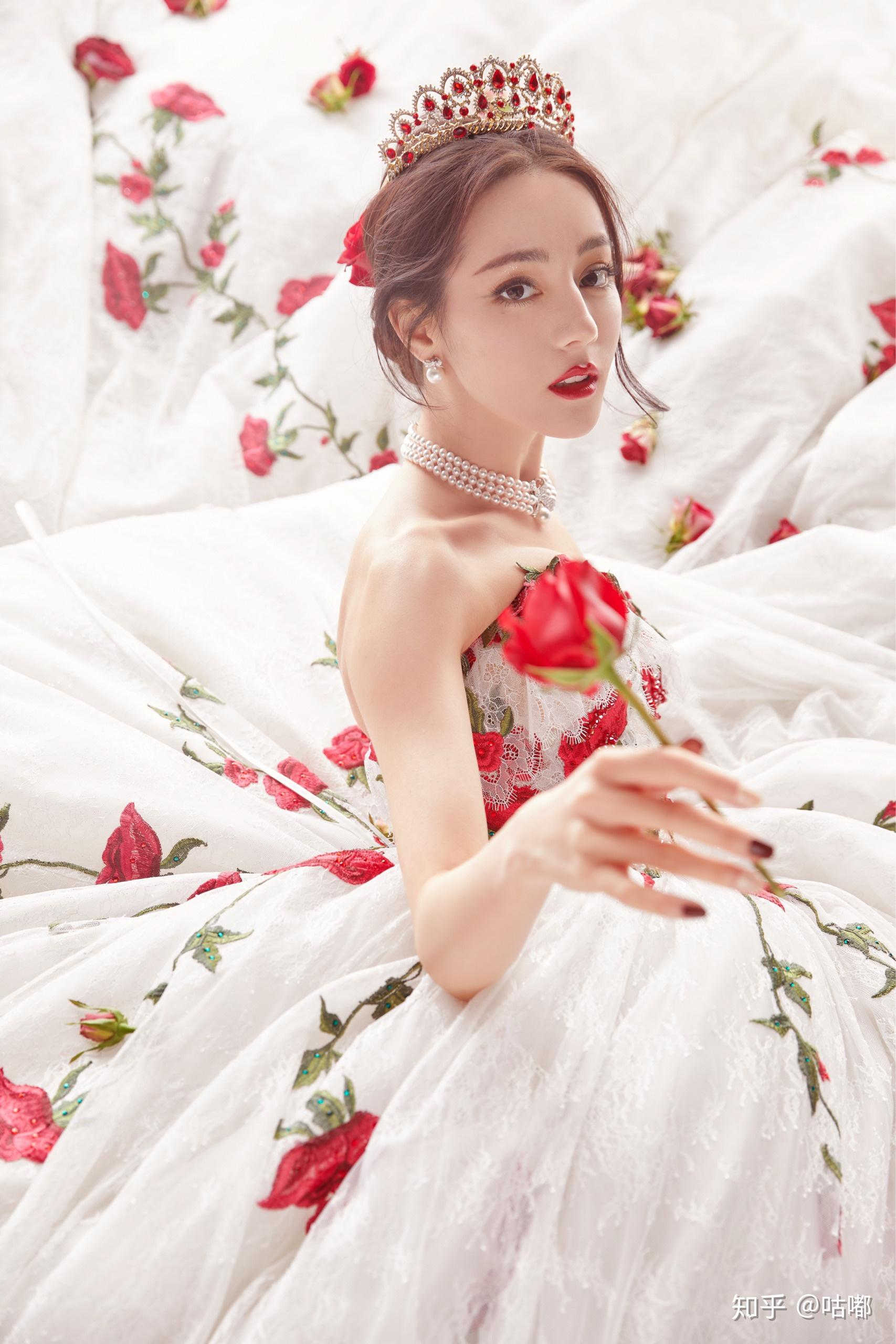 大家有存的让你觉得惊艳的女明星礼服图吗