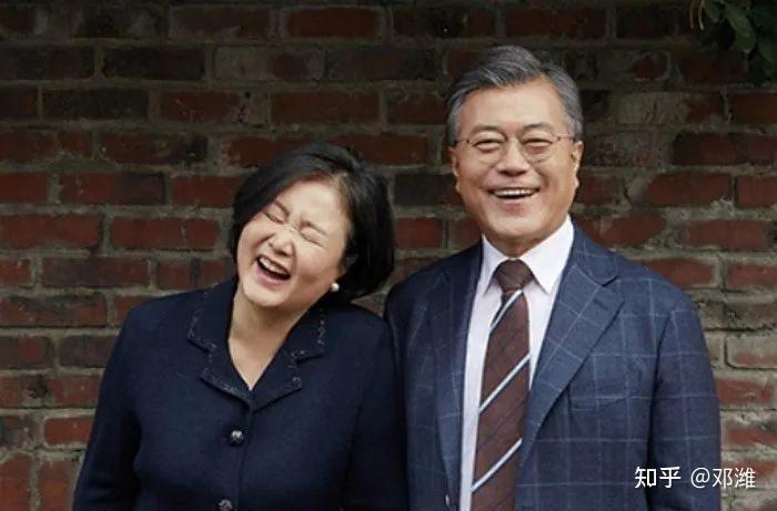 由于性格开朗,金正淑还被韩国媒体称为是"快乐的正淑".