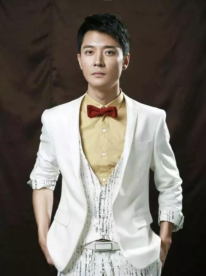 王子润穿得还是符合年龄的小帅,徐萌的脸不错,衣品嘛可以忽略的嘛