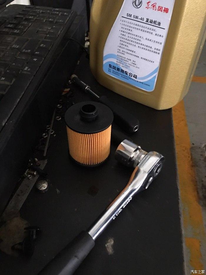 小师傅还是非常认真的,升起车辆,放掉机油.