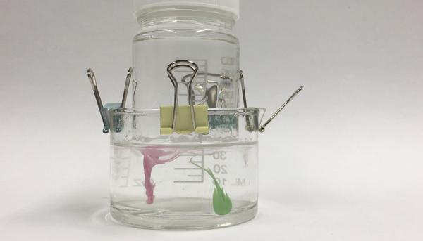 图里钳着药瓶 猜成语_药瓶卡通图片(3)