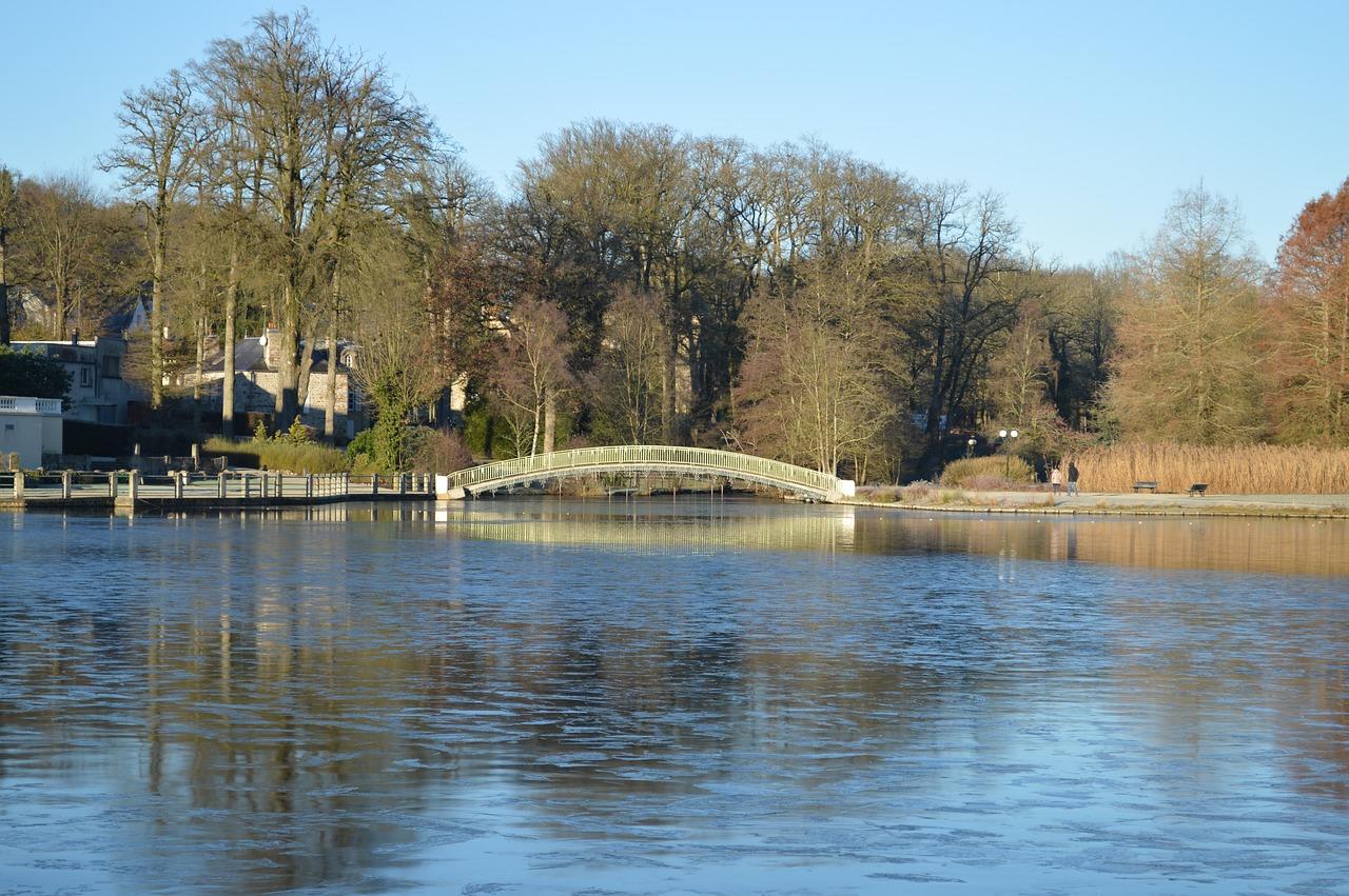 寒风拂过，冰层颤动