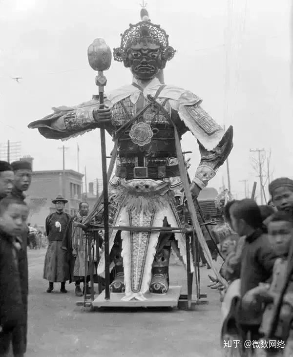 北京,葬礼上的巨幅纸人路边的艺人,1920年
