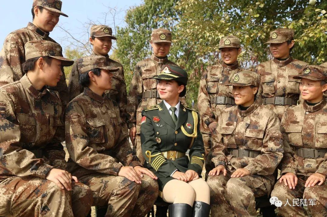 入選解放軍聯合軍樂團中士李豔茹則是以長笛手的身份被選入女兵方隊