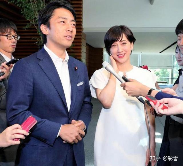 哥哥是演员小泉孝太郎,老婆是人气女主播泷川雅美.