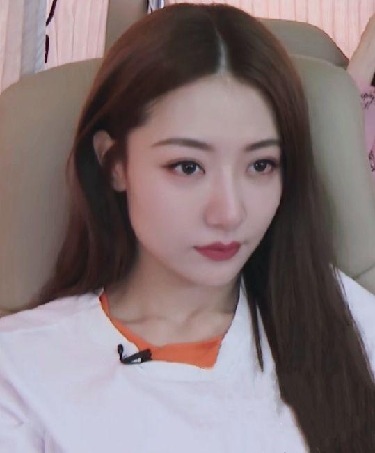 如何评价乘风破浪的姐姐中白冰的颜值