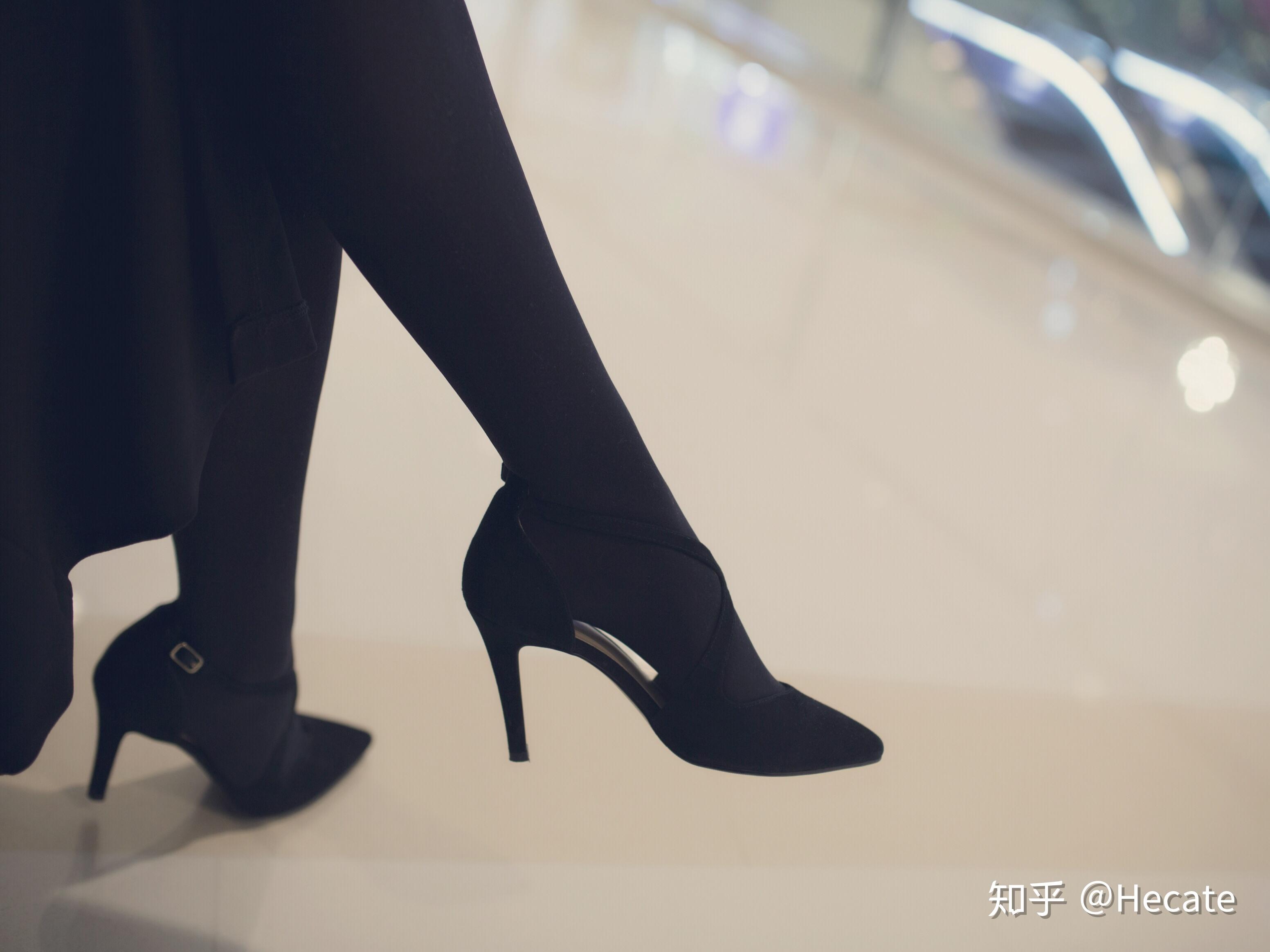 街拍路人，黑色吊带，黑色包臀裙加上黑色高跟鞋，美女成熟性感！