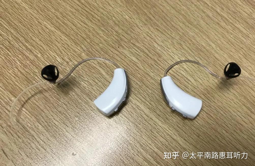 几大常见品牌ric耳背式助听器的实物效果图