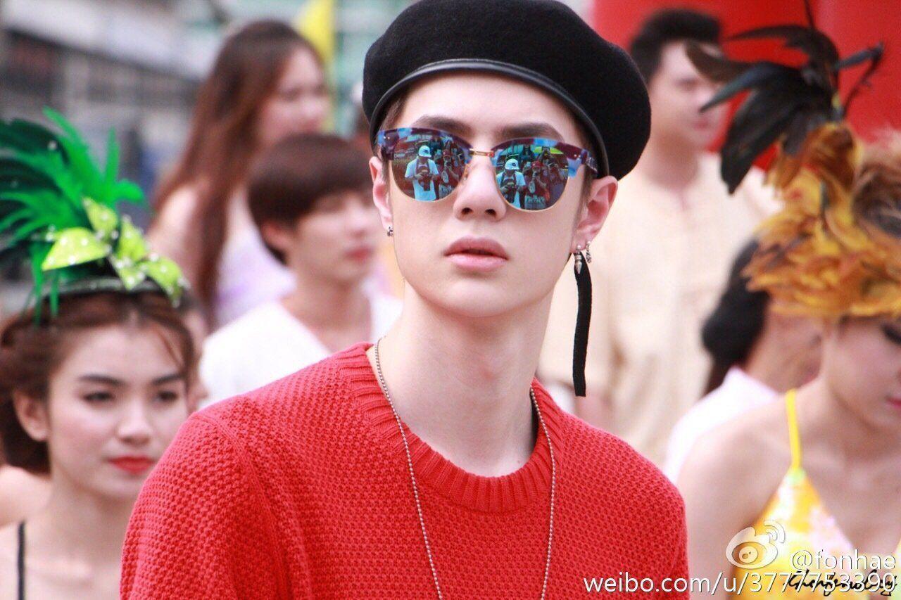 有王一博机场图嘛,最好是穿vlone的?