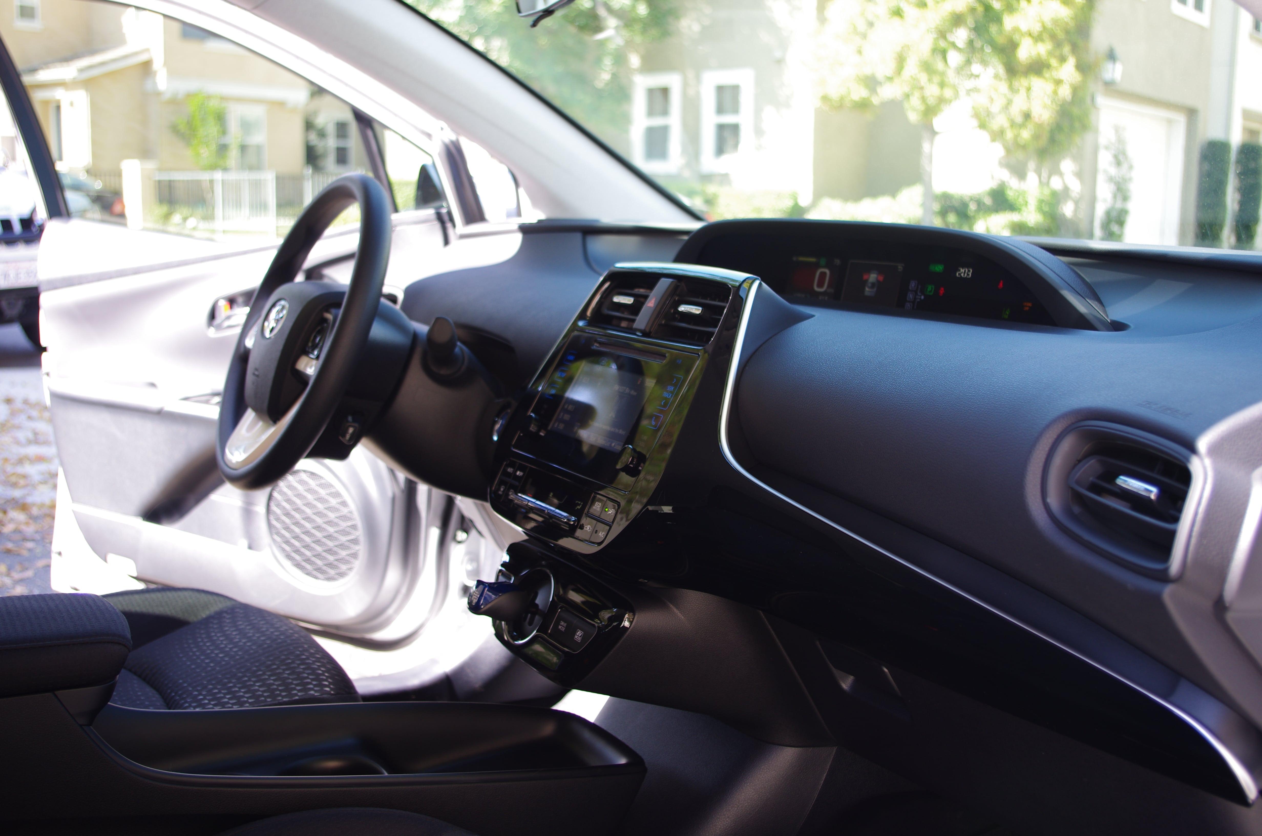 至于内饰方面,新款普锐斯将此前的中控扶手相连式改为了科技感更强的