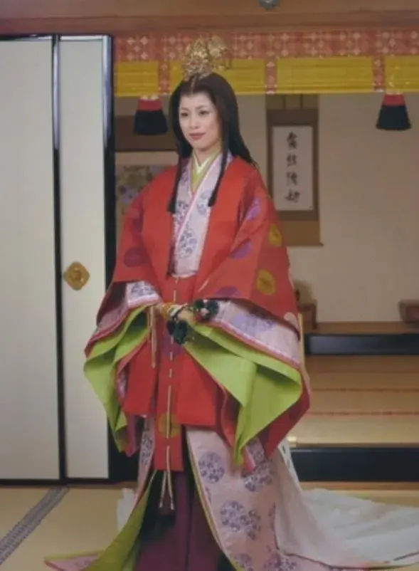 为什么日本神社的巫女 总是身穿白衣红裙 知乎