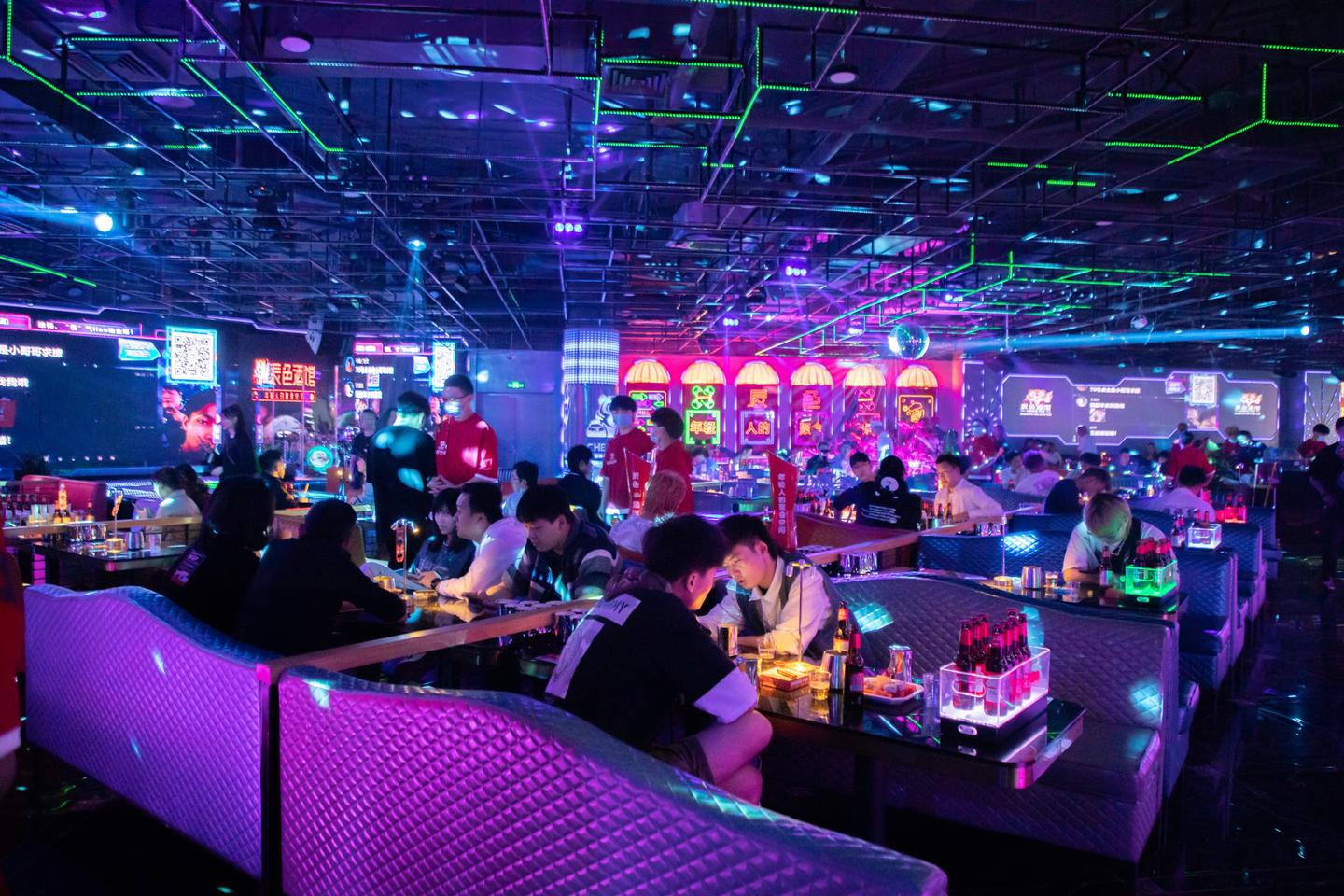 辰色酒馆武汉街道口店中国好声音嘉宾助阵倾情演唱