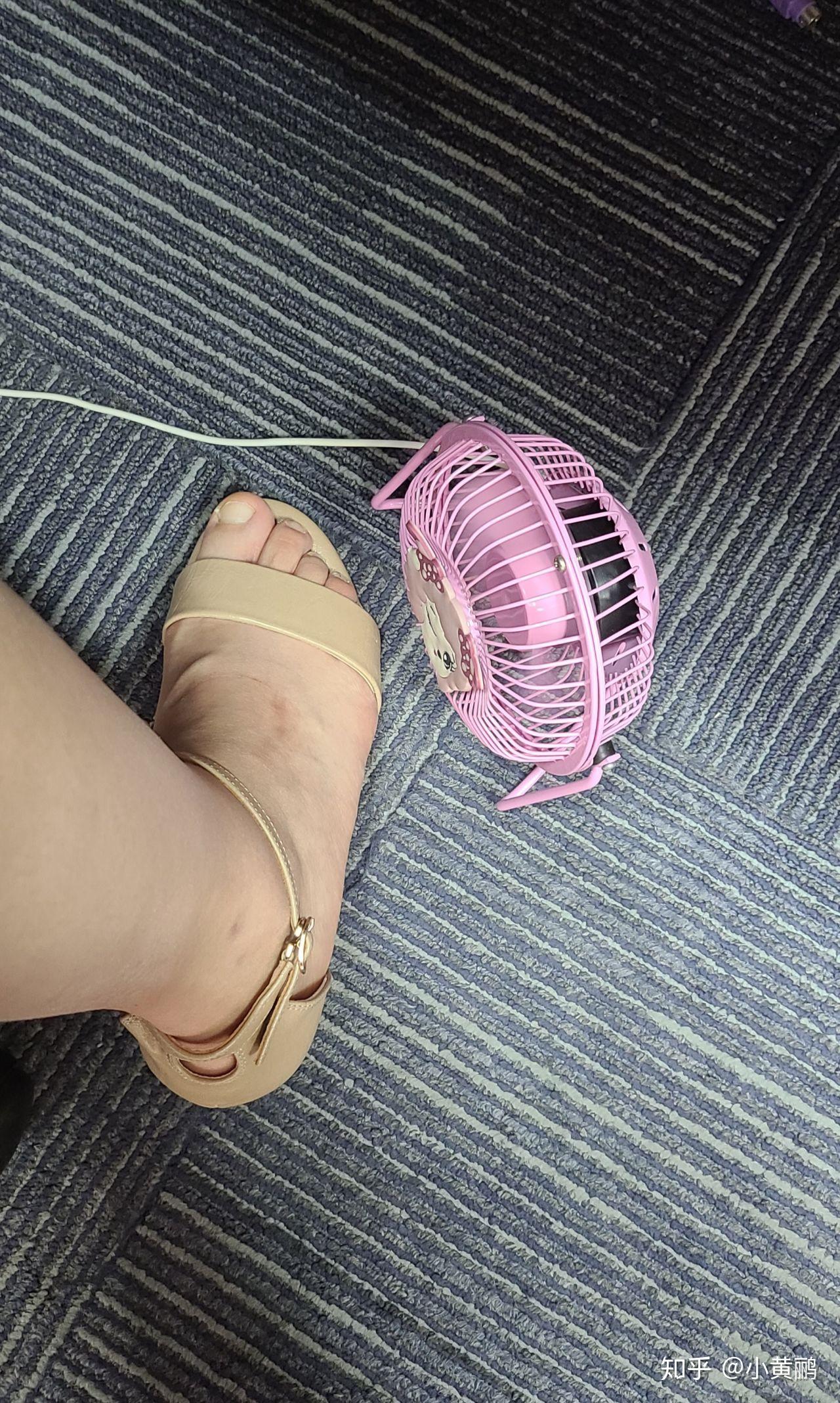 女生,夏天快到了,穿凉鞋脚会出汗出到像洗脚一样,跪求有什么去脚汗的