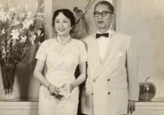 1939年,40岁的白兰花瞒着丈夫,嫁给了闺蜜宋霭龄的儿子孔令侃。宋霭龄气得脖子发红,怒斥两人不知廉耻。可没过多久,宋霭龄逢人便夸:“她是个好 ...