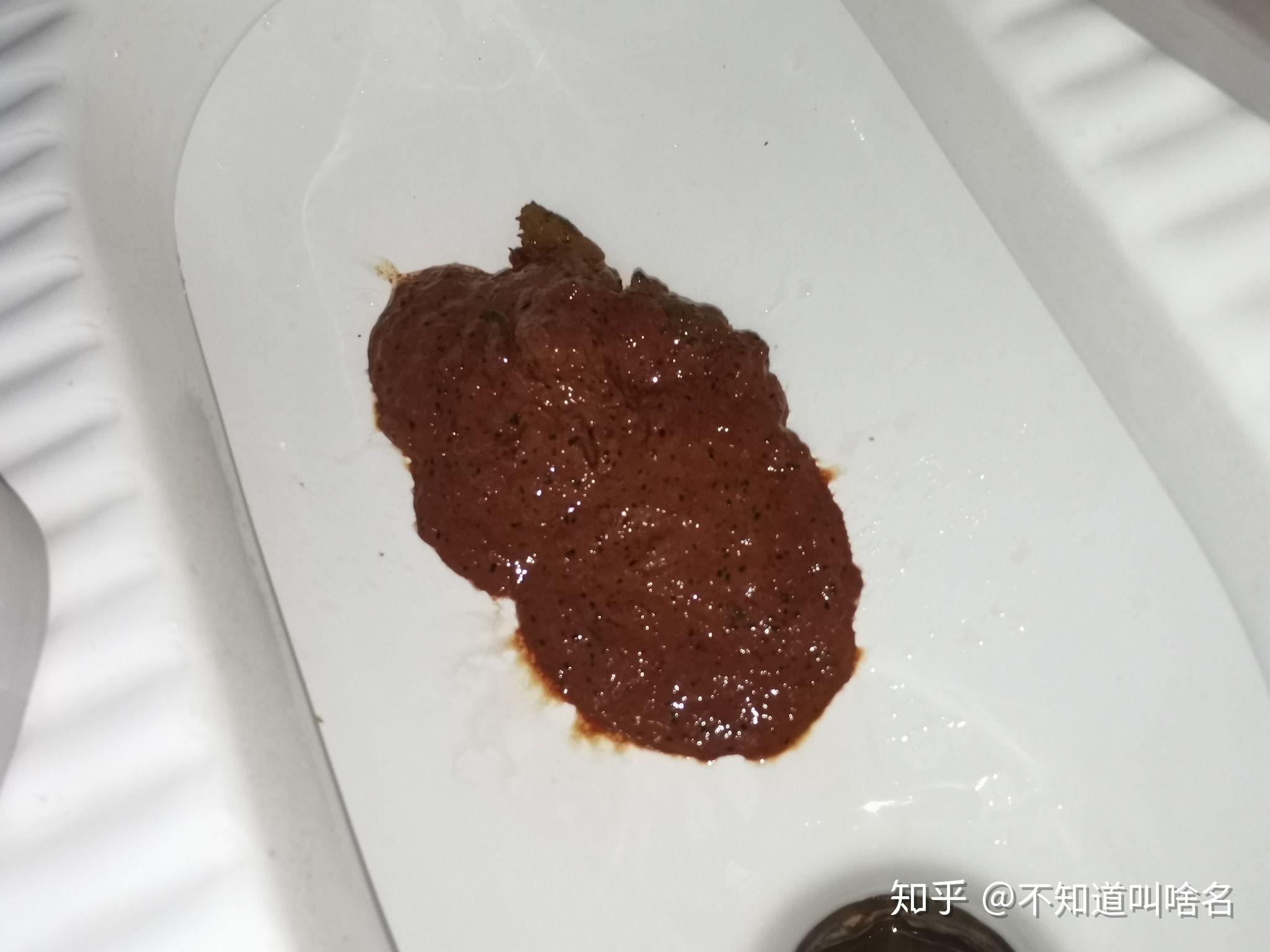 喝了红酒之后拉出来的粑粑是暗红色的，这是为什么？