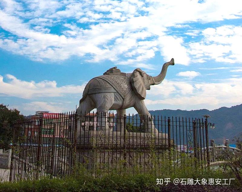 廣東南華寺裡的石雕大象造型是翹鼻石象