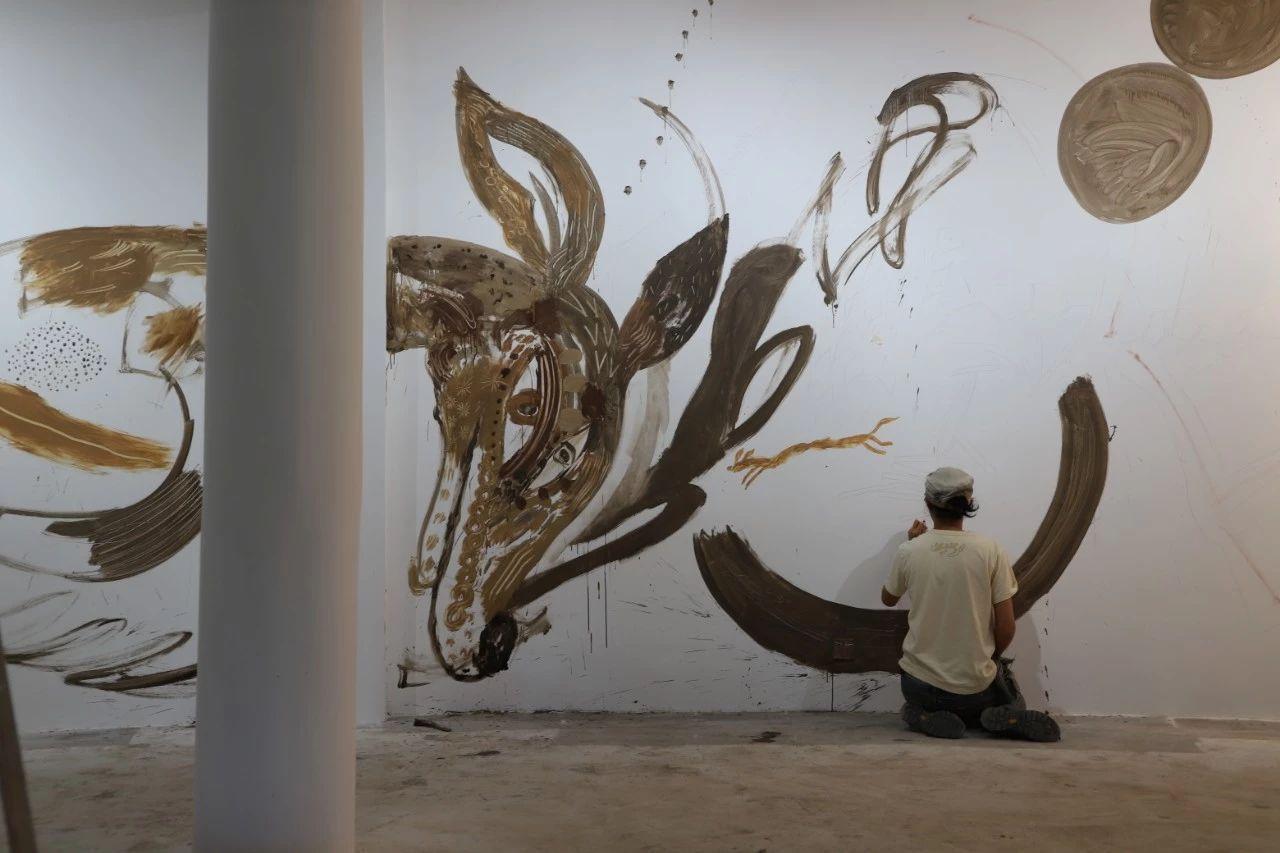 现场浅井裕介泥土画中国首展十五米穹顶创作进行时