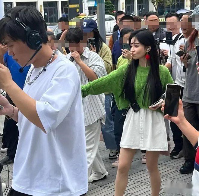 网红冯提莫现身重庆五官僵硬身材矮小鼻通红身高被指不足150