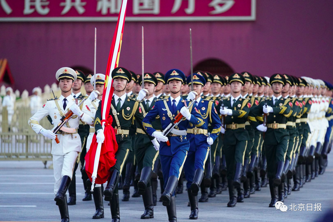 6时10分"向国旗——敬礼!"伴随着响亮的口令护旗队员和礼兵行礼