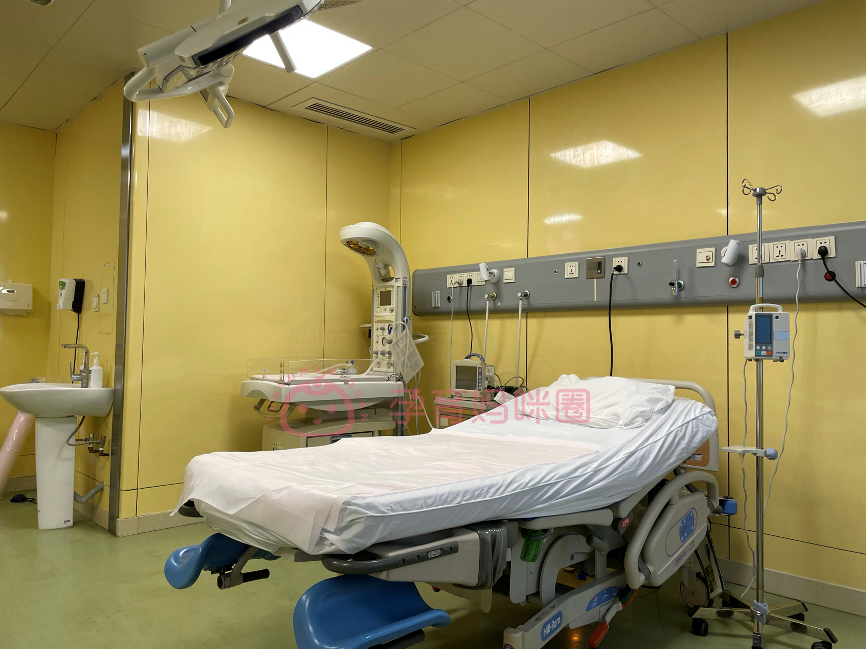 有病床,长沙发,衣柜,冰箱,电视,饮水机,独立卫生间可洗澡;套间:2000