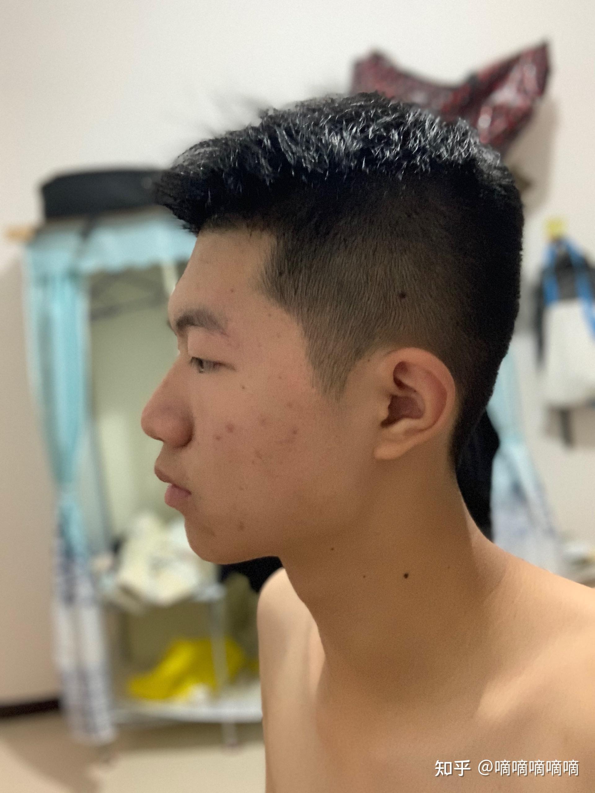 扁头男生应该剪什么发型?