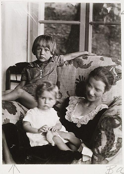1898年8月26日出生在古根海姆家族,她的舅舅就是大名鼎鼎的索罗门·r